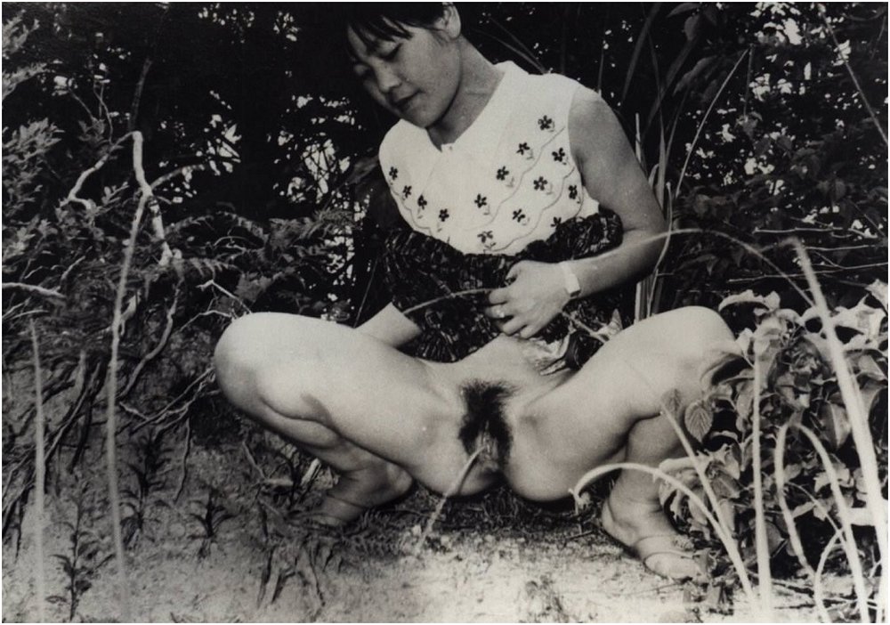 vintage outdoor pissing photo from asia, probably Japan