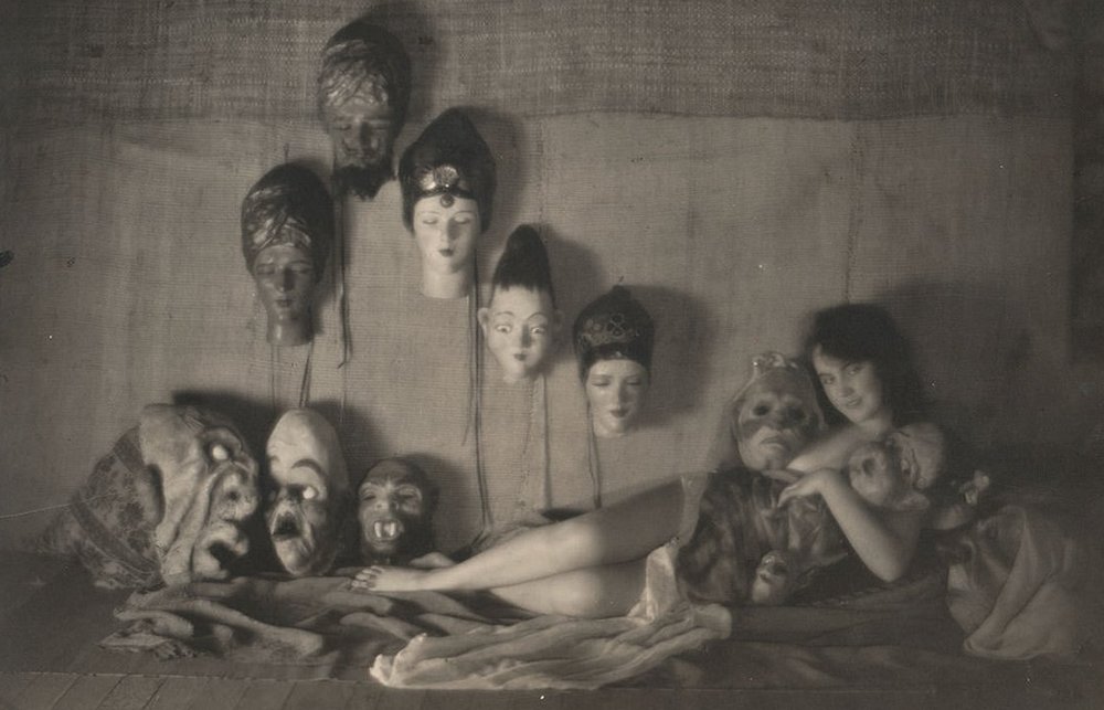 Faye Wray as a witch surrounded by the masks of all the former lovers who dared to disappoint her