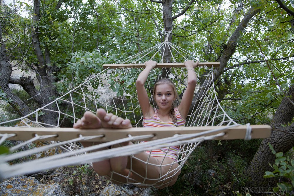 toe fetish hammock girl